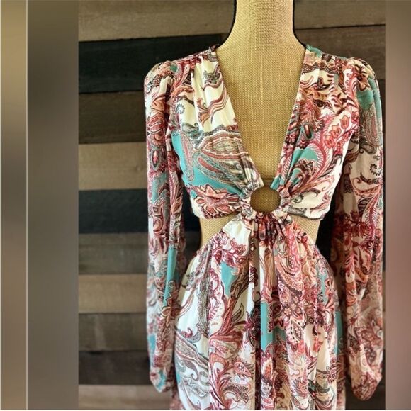 Jessica Simpson Long Bubble Sleeve Cut Out Sides Paisley Maxi Dress - Picture 4 of 7